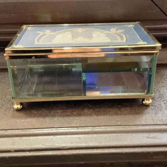 Nativity Scene Music Box Glass with Gold Accents & Mirrored inside - Picture 2 of 6